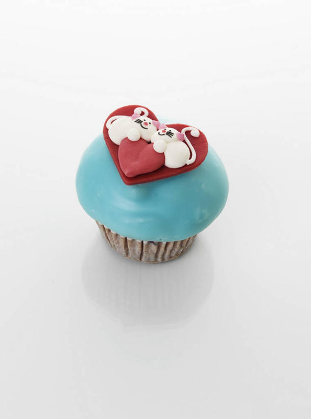 点心,无人,竖图,俯视,室内,特写,白天,白色背景,爱情,下午茶,餐桌,桌子,阴影,爱心,装饰,反射,影子,食品,浪漫,松饼,食物,糕点,一个,温暖,温馨,心形,恩爱,摄影,影棚,单个,餐台,纸托,华丽,修饰,点缀,和睦,衬托,美观,雅致,雅观,玛芬蛋糕,蛋糕托,蛋糕托纸,蛋糕纸托,心型,彩图,高角度拍摄,影棚拍摄,拍摄,融洽