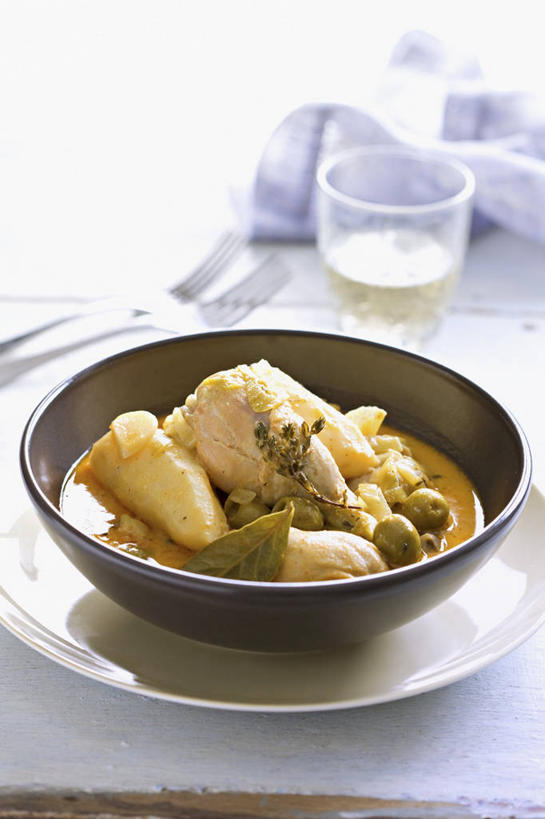 红酒,葡萄酒,无人,竖图,俯视,室内,特写,白天,餐桌,桌子,橄榄,蔬菜,杯子,水果,叶子,阴影,朦胧,模糊,新鲜,芳香,反射,高脚杯,影子,陶瓷,鸡肉,肉,生食,食品,果实,绿叶,陶瓷制品,红酒杯,白葡萄酒,酒类,一杯,蔬果,肉类,玻璃制品,酒,食物,饮料,一个,酒杯,容器,碗,香草,嫩叶,有机食品,绿色食品,单个,餐台,储藏,吉祥,百里香,麝香草,葡萄酒杯,储存,肉食,如意,勇气,勇敢,地椒,自尊,不屈,平安,叶,叶片,玻璃杯,青果,白榄,彩图,高角度拍摄,贮存