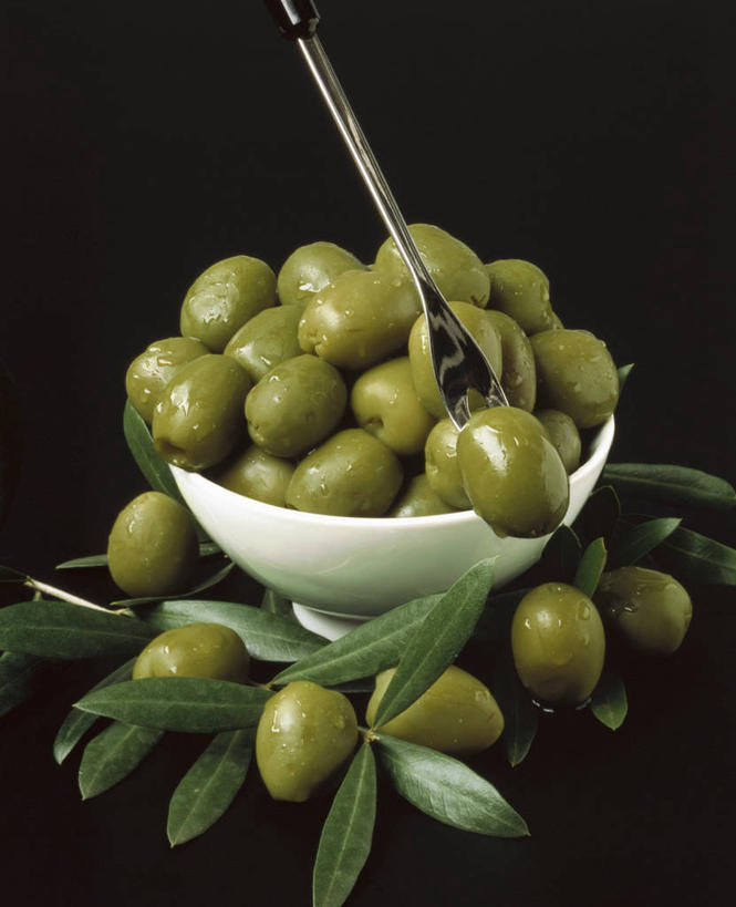 无人,竖图,俯视,室内,特写,白天,水,植物,餐桌,桌子,橄榄,水果,叶子,一堆,许多,阴影,堆叠,堆积,飞溅,黑色背景,新鲜,溅,反射,液体,影子,陶瓷,水滴,生食,食品,果实,绿叶,枝条,陶瓷制品,很多,水珠,树,树木,树枝,食物,一个,绿色,容器,碗,嫩叶,摄影,有机食品,绿色食品,影棚,单个,餐台,储藏,堆,储存,喷洒,虬枝,枝杈,叶,叶片,青果,白榄,彩图,高角度拍摄,影棚拍摄,拍摄,贮存