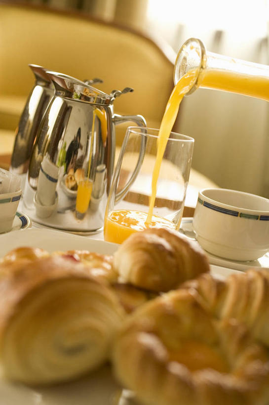 点心,面包,果汁,无人,竖图,俯视,室内,特写,白天,餐桌,桌子,柑橘,杯子,餐具,许多,阴影,朦胧,模糊,反射,碟子,盘,影子,陶瓷,橙汁,食品,面点,陶瓷制品,饮品,很多,一杯,玻璃制品,食物,糕点,饮料,盘子,容器,水杯,碟,碗,餐台,储藏,储存,可口,适口,玻璃杯,橘子,桔子,橙子,橙,彩图,高角度拍摄,贮存