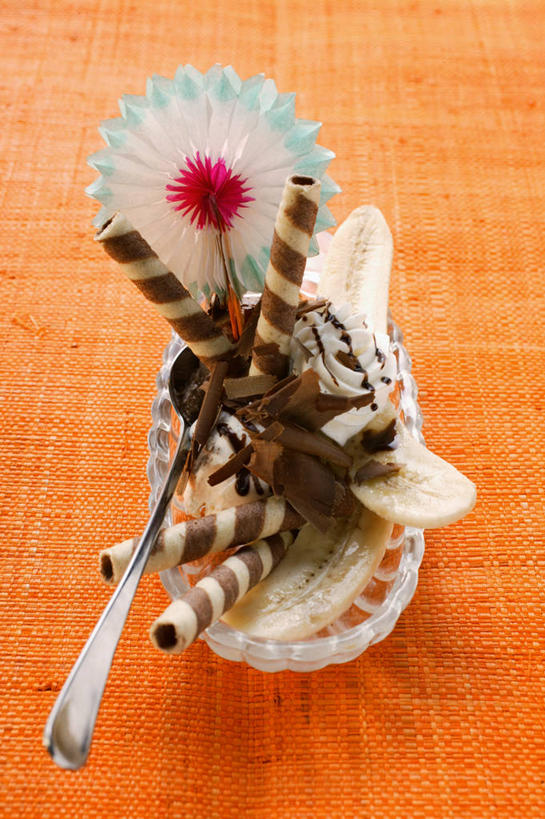 无人,竖图,俯视,室内,特写,白天,餐桌,桌子,香蕉,水果,橙色背景,阴影,新鲜,反射,影子,生食,食品,冰激凌,果实,清凉,食物,冷饮,舒服,冰淇淋,摄影,有机食品,绿色食品,影棚,餐台,解暑,解渴,雪糕,华夫饼,舒爽,窝夫,格子饼,华夫,格仔饼,压花蛋饼,冰糕,消暑,甘蕉,彩图,高角度拍摄,影棚拍摄,拍摄,香蕉船