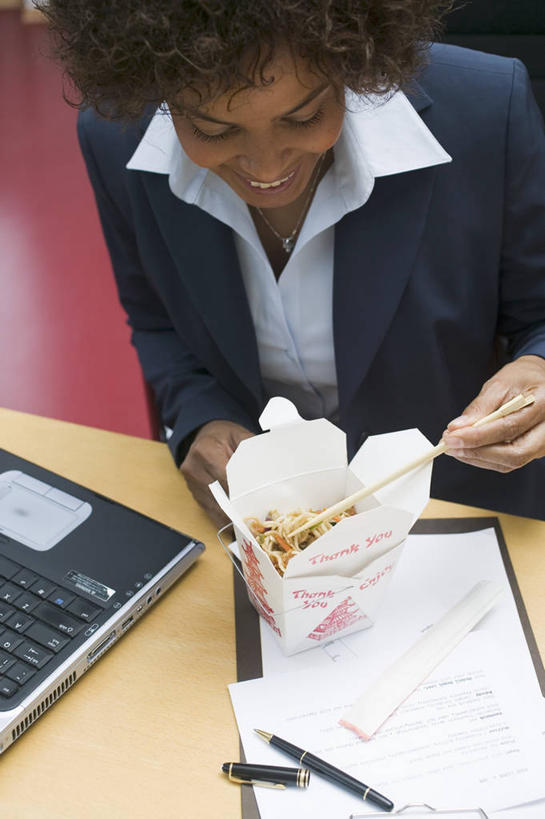 面食,面条,西方人,一个人,商务人士,商务女性,办公室,坐,笑,微笑,露齿笑,竖图,俯视,室内,白天,烹饪,中餐,电脑,笔记本电脑,家具,筷子,桌子,餐具,欧洲,非洲,黑人,欧洲人,仅一个年轻女性,仅一个女性,仅一个人,一双,握,套装,网络,笔,材料,档案,文件,纸,纸盒,办公桌,面,料理,食品,办公用品,拿,拿着,注视,文化,通讯设备,传统,菜肴,美食,水笔,盒子,文具,食物,包装盒,手稿,学习用品,资料,低头,观察,看,中式,握着,佳肴,观看,礼节,一台,文具用品,证明,察看,无线,关注,文档,礼仪,通信设备,商务装,无线网络,无线上网,便携式电脑,工薪阶层,办公家具,垂头,手提电脑,年轻女性,女人,女性,非洲人,白领,上班族,进餐用具,坐着,半身,彩图,高角度拍摄