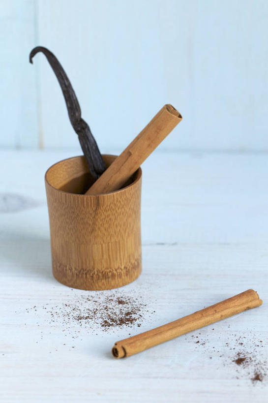 无人,竖图,俯视,室内,特写,白天,植物,餐桌,桌子,阴影,蓝色背景,反射,影子,调味,香料,佐料,草药,药草,肉桂,中药,清热,摄影,影棚,餐台,配料,药材,中草药,桂皮,香草兰,中药材,本草,作料,官桂,牡桂,筒桂,香桂,玉桂,解毒,婆绒花,山薄荷,石母草,彩图,高角度拍摄,影棚拍摄,拍摄