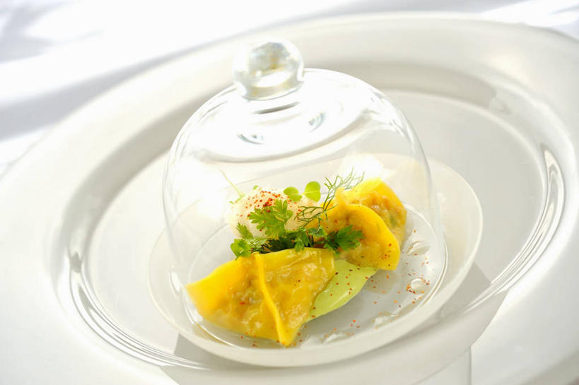 海鲜,面食,面条,意大利面,无人,横图,俯视,室内,特写,白天,白色背景,西餐,餐桌,桌子,餐具,阴影,反射,碟子,盘,影子,面,料理,食品,帝王蟹,水产,海洋生物,食物,一个,盘子,碟,西式,摄影,影棚,单个,餐台,水生动物,海产品,水生物,海底动物,意大利馄饨,皇帝蟹,彩图,高角度拍摄,影棚拍摄,拍摄