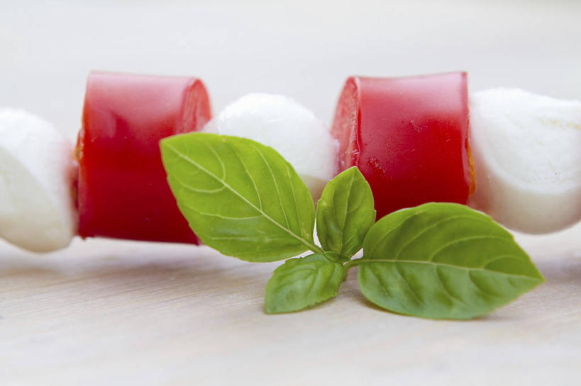 奶酪,无人,横图,俯视,室内,特写,白天,白色背景,植物,餐桌,桌子,蔬菜,西红柿,叶子,一排,阴影,新鲜,整齐,反射,影子,香料,干酪,起司,食品,绿叶,草药,芝士,营养,中药,食物,排列,香草,嫩叶,乳酪,摄影,有机食品,绿色食品,影棚,餐台,罗勒,乳制品,队列,紫苏,药材,中草药,发酵,九层塔,圣约瑟夫草,甜罗勒,兰香,中药材,本草,马苏里拉,马苏里拉奶酪,马祖里拉,莫扎雷拉,莫兹瑞拉,莫扎里拉,叶,叶片,番茄,彩图,高角度拍摄,影棚拍摄,拍摄