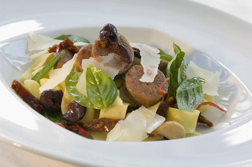 面食,面条,奶酪,意大利面,无人,横图,俯视,室内,特写,白天,白色背景,西餐,植物,餐桌,桌子,蔬菜,餐具,叶子,一堆,阴影,堆叠,堆积,新鲜,反射,碟子,盘,影子,面,香料,干酪,起司,料理,食品,绿叶,草药,芝士,营养,中药,食物,一个,盘子,碟,香草,嫩叶,乳酪,西式,摄影,有机食品,绿色食品,影棚,单个,餐台,堆,罗勒,乳制品,紫苏,药材,中草药,发酵,九层塔,圣约瑟夫草,甜罗勒,兰香,中药材,本草,叶,叶片,彩图,高角度拍摄,影棚拍摄,拍摄