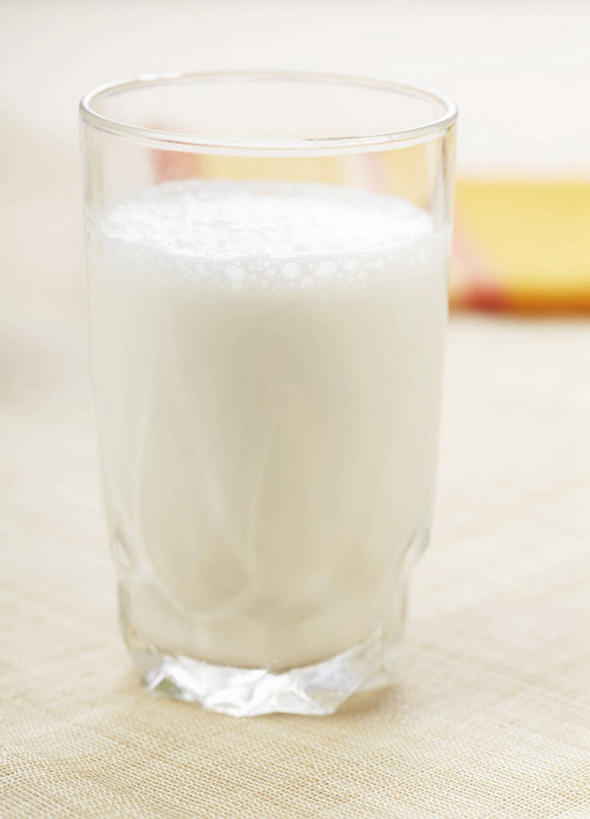 牛奶,无人,竖图,俯视,室内,特写,白天,餐桌,桌子,杯子,阴影,朦胧,模糊,反射,影子,饮品,一杯,营养,玻璃制品,饮料,一个,白色,水杯,单个,餐台,乳制品,奶,牛乳,安神,玻璃杯,彩图,高角度拍摄