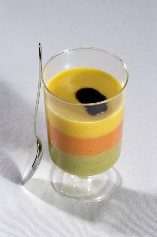 点心,无人,竖图,俯视,室内,特写,白天,白色背景,餐桌,桌子,辣椒,蔬菜,杯子,阴影,新鲜,反射,影子,勺子,食品,甜点,甜品,慕斯蛋糕,玻璃制品,食物,两个,水杯,调羹,汤匙,甜食,零食,摄影,有机食品,绿色食品,影棚,餐台,慕斯,彩椒,辣角,红海椒,大椒,辣虎,广椒,玻璃杯,甜椒,柿子椒,辣子,海椒,番椒,灯笼椒,彩图,高角度拍摄,影棚拍摄,拍摄