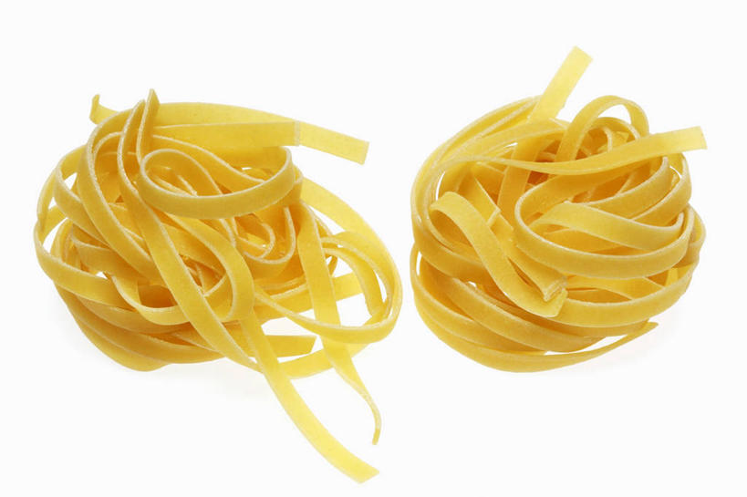 面食,面条,意大利面,无人,横图,俯视,室内,特写,白天,白色背景,西餐,餐桌,桌子,一堆,阴影,堆叠,堆积,反射,影子,面,料理,食品,食物,黄色,西式,摄影,影棚,餐台,堆,彩图,高角度拍摄,影棚拍摄,拍摄