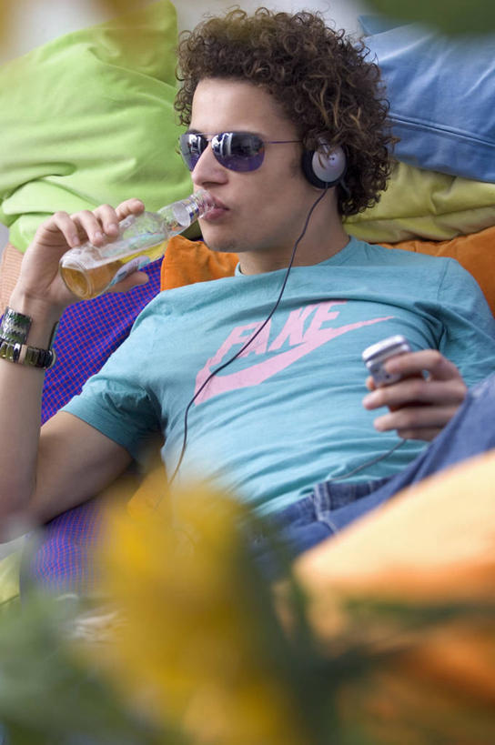 啤酒,西方人,一个人,坐,竖图,室外,白天,正面,快乐,满意,幸福,植物,欧洲,欧洲人,仅一个男性,仅一个人,握,服装,朦胧,模糊,墨镜,眼镜,音响,酒类,音乐,拿,拿着,注视,休闲装,娱乐,玻璃制品,酒,酒瓶,树,树木,饮料,仅一个年轻男性,衣服,绿色,自然,玻璃瓶,耳机,瓶子,太阳镜,太阳眼镜,观察,看,享受,休闲,休闲服,遮阳镜,放松,握着,服饰,生长,成长,观看,察看,舒适,享乐,关注,男人,男性,年轻男性,白种人,坐着,半身,彩图