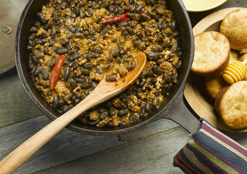 无人,横图,俯视,室内,特写,白天,烹饪,西餐,玉米,餐桌,桌子,辣椒,蔬菜,土豆,厨具,一把,一堆,许多,阴影,堆叠,堆积,新鲜,反射,木制,棒子,炖锅,锅子,影子,勺子,陶瓷,玉蜀黍,调味,香料,佐料,料理,食品,陶瓷制品,锅,菜肴,美食,食物,木制品,调羹,汤匙,西式,佳肴,有机食品,绿色食品,餐台,锅具,堆,苞米,配料,苞芦,烹饪用具,辣角,红海椒,大椒,辣虎,广椒,苞谷,馍馍蛋,作料,包谷,大蜀黍,番麦,薏米包,玉高粱,玉麦,珍珠米,烹调用具,洋芋,山药蛋,马铃薯,辣子,红辣椒,海椒,番椒,烹调,彩图,高角度拍摄