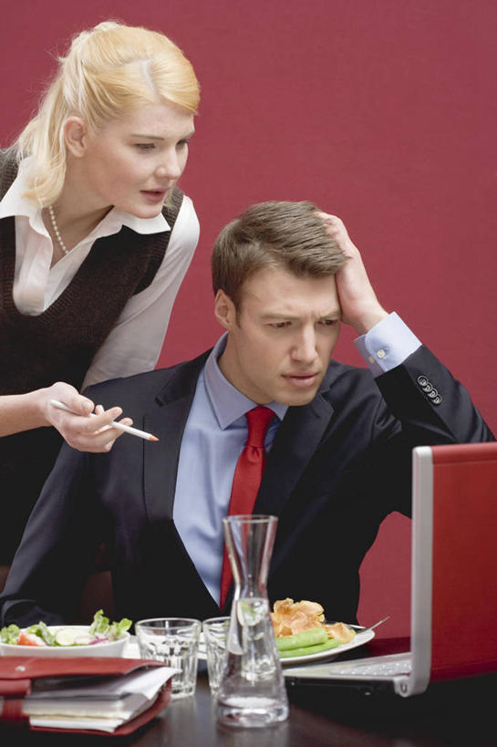 西方人,两个人,同事,商务人士,商务男性,商务女性,站,坐,说,竖图,室内,白天,正面,衬衫,讨论,成功,合作,团队,集体,信心,电脑,笔记本电脑,餐桌,桌子,蔬菜,餐具,欧洲,欧洲人,阴影,红色背景,套装,新鲜,反射,网络,笔,碟子,盘,影子,生食,蔬菜沙拉,沙拉,食品,办公用品,注视,通讯设备,色拉,队伍,沙律,水笔,玻璃制品,文具,食物,盘子,玻璃瓶,瓶子,学习用品,碟,观察,看,站着,摄影,有机食品,绿色食品,影棚,餐台,观看,色拉酱,一台,文具用品,一支,察看,无线,领导,成就,关注,千岛酱,通信设备,商务装,无线网络,合伙,领袖,无线上网,便携式电脑,工薪阶层,交流,手提电脑,男人,男性,年轻男性,年轻女性,女人,女性,白种人,白领,上班族,沟通,讲话,交谈,商讨,说话,谈话,站立,坐着,半身,彩图,影棚拍摄,衬衣,拍摄