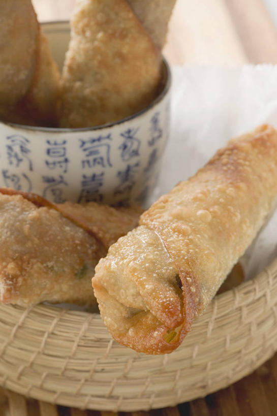 点心,无人,交叉,竖图,俯视,室内,特写,白天,餐桌,桌子,竹子,阴影,竹制,朦胧,模糊,编织,反射,篮子,影子,陶瓷,料理,食品,面点,陶瓷制品,春卷,美食,食物,容器,竹篮,碗,四个,中式,餐台,储藏,竹条,交织,竹制品,储存,薄饼,春饼,穿插,彩图,高角度拍摄,贮存