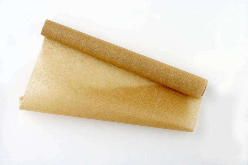 无人,横图,俯视,室内,特写,白天,白色背景,餐桌,桌子,阴影,反射,包装,包装纸,铝箔纸,锡箔纸,影子,纸,纸张,一个,黄色,摄影,影棚,单个,餐台,包装材料,锡箔,铝箔,彩图,高角度拍摄,影棚拍摄,拍摄