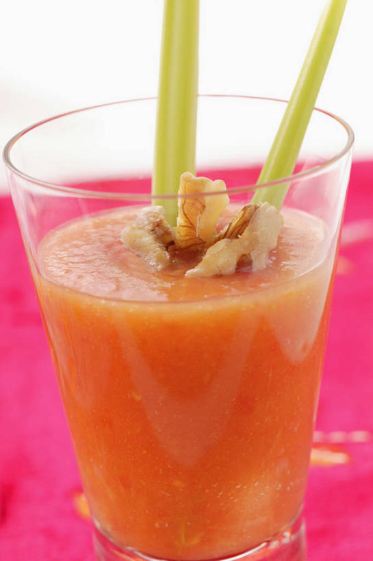 果汁,无人,竖图,俯视,室内,特写,白天,白色背景,餐桌,桌子,芒果,芹菜,杯子,阴影,朦胧,模糊,装饰,反射,影子,核桃,坚果,果实,饮品,一杯,芒果汁,玻璃制品,饮料,水杯,干果,摄影,影棚,餐台,华丽,修饰,点缀,可口,胡桃,衬托,美观,雅致,雅观,羌桃,适口,玻璃杯,望果,蜜望,檬果,闷果,漭果,杧果,庵波罗果,药芹,水芹,旱芹,彩图,高角度拍摄,影棚拍摄,拍摄