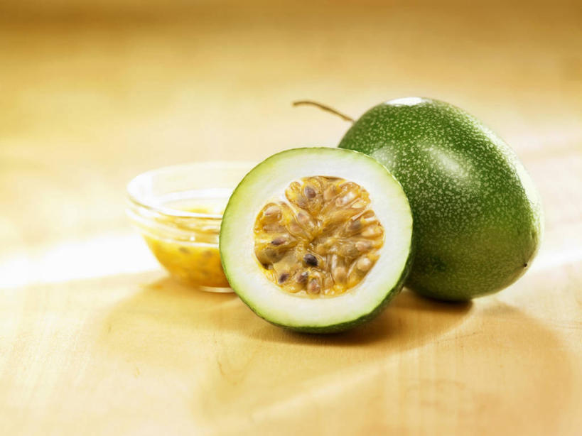 无人,横图,俯视,室内,特写,白天,餐桌,桌子,水果,玻璃,阴影,黄色背景,朦胧,模糊,新鲜,反射,影子,生食,食品,果实,玻璃制品,食物,容器,碗,百香果,果酱,西番莲,摄影,有机食品,绿色食品,影棚,餐台,储藏,储存,横截面,剖面,鸡蛋果,受难果,巴西果,果子酱,截面,截面图形,彩图,高角度拍摄,影棚拍摄,拍摄,贮存