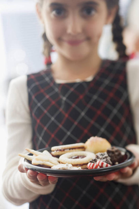 点心,西方人,儿童,一个人,站,捧,笑,微笑,竖图,室内,白天,正面,纯洁,餐具,欧洲,圣诞节,欧洲人,仅一个女性,仅一个人,服装,节日,朦胧,模糊,庆祝,碟子,盘,墙,食品,曲奇,注视,休闲装,文化,墙壁,墙面,食物,小孩,衣服,白色,盘子,碟,饼干,零食,观察,看,站着,仅一个小孩,庆典,休闲,休闲服,可爱,童年,童趣,服饰,观看,纪念,察看,关注,曲奇饼,童真,曲奇饼干,烂漫,无邪,天真,女孩,女人,女性,白种人,孩子,端,端着,捧着,手捧,站立,半身,彩图,女生