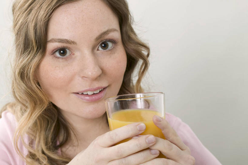 果汁,西方人,脸,头,脸颊,手,一个人,站,笑,微笑,露齿笑,横图,室内,特写,白天,白色背景,正面,柑橘,杯子,欧洲,欧洲人,双手,仅一个年轻女性,仅一个女性,仅一个人,握,服装,橙汁,饮品,拿,拿着,注视,休闲装,肩膀,玻璃制品,饮料,一个,衣服,水杯,观察,看,站着,休闲,手部,休闲服,握着,摄影,服饰,影棚,单个,观看,察看,关注,可口,适口,年轻女性,女人,女性,白种人,头部,脸部,脸蛋,面部,玻璃杯,橘子,桔子,橙子,橙,站立,半身,彩图,影棚拍摄,拍摄