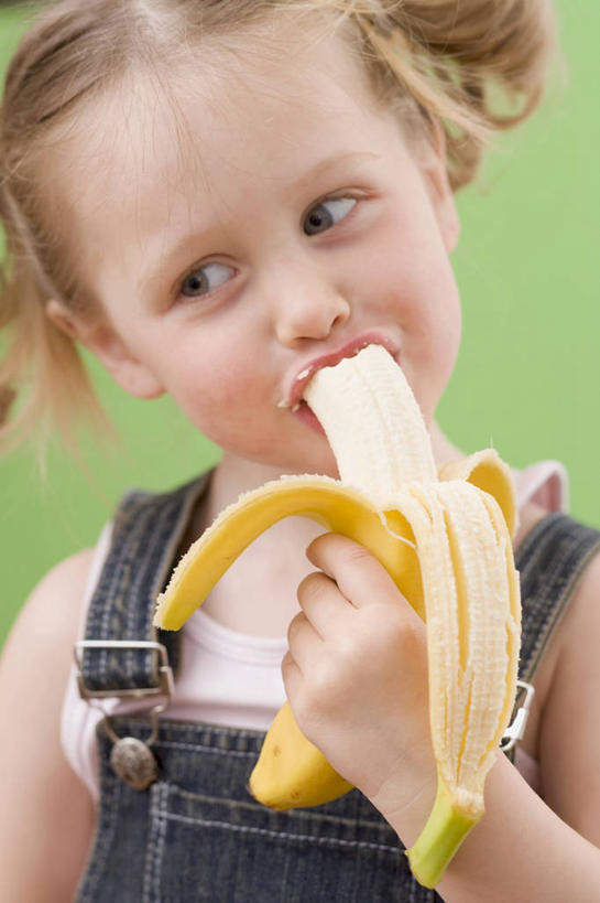 西方人,儿童,脸,头,脸颊,手,一个人,站,吃,竖图,室内,特写,白天,正面,纯洁,香蕉,水果,欧洲,欧洲人,仅一个女性,仅一个人,握,绿色背景,服装,裤子,新鲜,生食,食品,果实,拿,拿着,扭头,注视,休闲装,肩膀,食物,小孩,衣服,观察,看,站着,转头,仅一个小孩,休闲,手部,休闲服,背带裤,可爱,童年,童趣,握着,摄影,服饰,有机食品,绿色食品,影棚,观看,单手,察看,关注,童真,烂漫,无邪,饭单裤,工装裤,天真,女孩,女人,女性,白种人,孩子,头部,脸部,脸蛋,面部,甘蕉,嚼,食,站立,半身,彩图,影棚拍摄,拍摄,女生