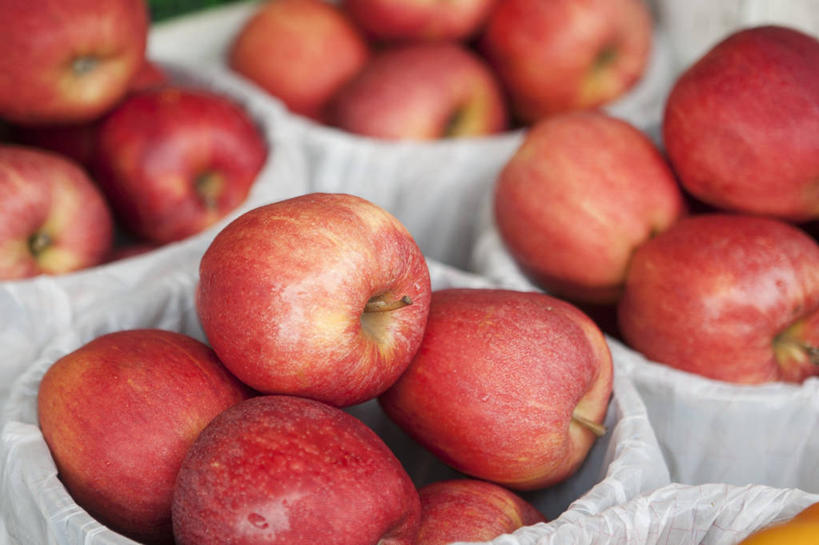 无人,交叉,横图,俯视,室内,特写,白天,竹子,苹果,水果,一堆,许多,阴影,堆叠,堆积,竹制,朦胧,模糊,新鲜,编织,反射,篮子,影子,生食,食品,果实,食物,红色,竹篮,有机食品,绿色食品,竹条,堆,交织,竹制品,穿插,彩图,高角度拍摄