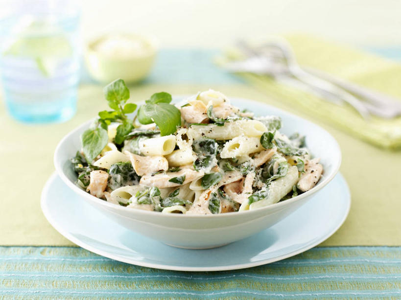 面食,面条,三文鱼,意大利面,无人,横图,俯视,室内,特写,白天,西餐,水,桌面,桌子,鲑鱼,杯子,餐具,阴影,反射,木制,布料,叉子,刀叉,刀子,碟子,盘,液体,影子,陶瓷,面,料理,食品,陶瓷制品,布纹,饮用水,玻璃制品,桌布,食物,盘子,餐巾,木制品,容器,水杯,碟,台布,碗,矿泉水,西式,摄影,影棚,储藏,大马哈鱼,储存,餐刀,蒸馏水,餐叉,撒蒙鱼,萨门鱼,冰海之皇,鲑,马哈鱼,麻哈鱼,大麻哈鱼,玻璃杯,进餐用具,彩图,高角度拍摄,影棚拍摄,拍摄,贮存