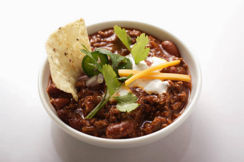 点心,牛奶,无人,横图,俯视,室内,特写,白天,白色背景,烹饪,西餐,桌面,桌子,辣椒,阴影,朦胧,模糊,反射,木制,影子,陶瓷,香菜,玉米片,肉,料理,食品,陶瓷制品,饮品,营养,酸奶,菜肴,美食,肉类,食物,饮料,一个,木制品,容器,碗,快餐,零食,西式,摄影,佳肴,影棚,单个,储藏,乳制品,奶,储存,发酵,肉食,垃圾食品,辣角,红海椒,大椒,辣虎,广椒,胡菜,香荽,原荽,园荽,芫荽,胡荽,莞荽,芫茜,芫蓿,莚葛草,莚荽菜,优格,优酪乳,辣子,红辣椒,海椒,番椒,彩图,高角度拍摄,影棚拍摄,拍摄,贮存