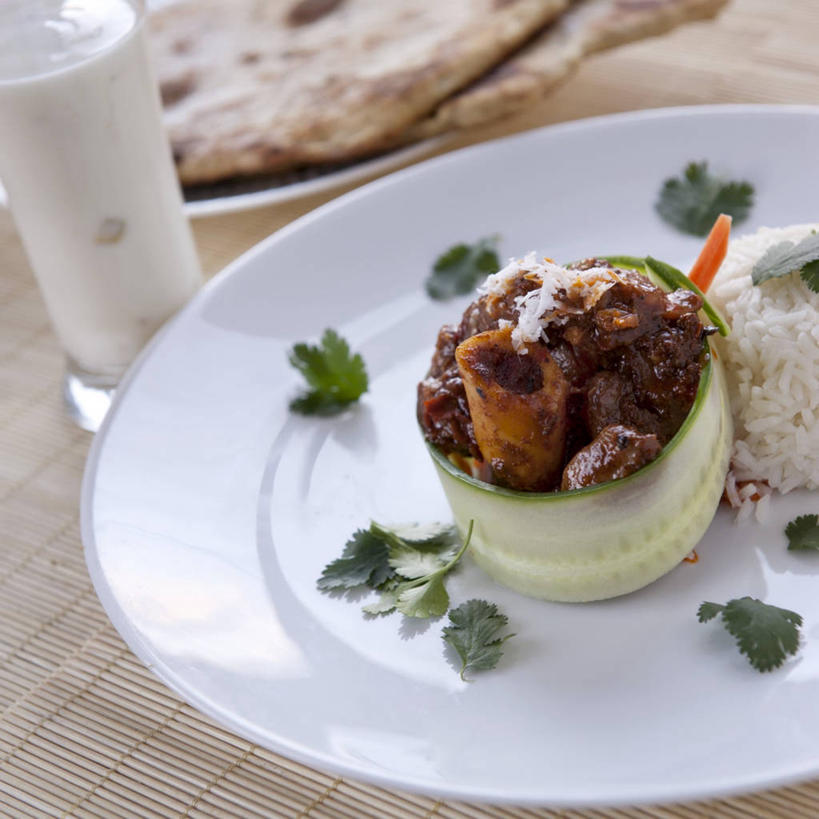 米饭,牛奶,无人,方图,俯视,室内,特写,白天,烹饪,西餐,桌面,桌子,黄瓜,蔬菜,杯子,餐具,叶子,阴影,新鲜,反射,木制,碟子,盘,影子,肉,料理,食品,绿叶,饮品,饭,营养,菜肴,美食,肉类,玻璃制品,食物,饮料,盘子,木制品,水杯,碟,嫩叶,西式,佳肴,有机食品,绿色食品,五谷,乳制品,奶,牛乳,肉食,安神,叶,叶片,玻璃杯,青瓜,胡瓜,彩图,高角度拍摄