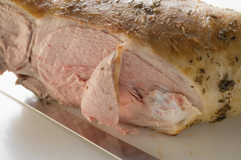 无人,横图,俯视,室内,特写,白天,白色背景,桌面,桌子,鸡,餐具,一把,切开,阴影,反射,木制,工具,影子,鸡肉,肉,刀具,火鸡,肉类,家禽,动物,木制品,刀,切,摄影,牲畜,影棚,餐刀,剖面,肉食,切面,七面鸟,吐绶鸡,彩图,高角度拍摄,影棚拍摄,拍摄