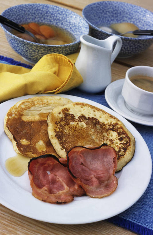 点心,煎饼,无人,竖图,俯视,室内,特写,白天,桌面,桌子,杯子,餐具,阴影,反射,粘稠,木制,碟子,壶,盘,影子,调料,肉,食品,糖,调味品,调味料,文化,培根,猪肉,小吃,肉类,玻璃制品,水壶,食物,糕点,盘子,茶壶,木制品,容器,水杯,碟,甜食,摄影,影棚,糖浆,肉食,薄煎饼,黏稠,豚肉,浓厚,玻璃杯,彩图,高角度拍摄,影棚拍摄,拍摄,班戟,薄烤饼,烟肉,腌熏