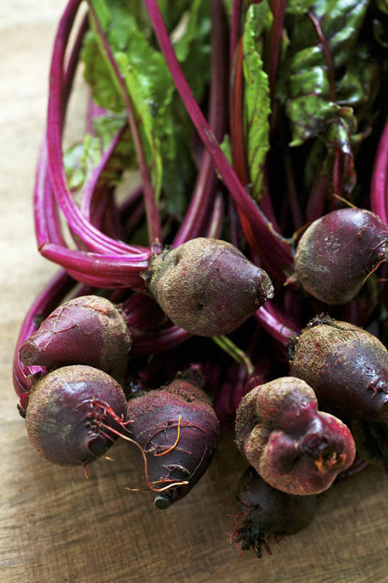 无人,竖图,俯视,室内,特写,白天,桌面,桌子,蔬菜,一堆,许多,阴影,堆叠,堆积,朦胧,模糊,新鲜,反射,木制,影子,食品,甜菜,食物,木制品,摄影,有机食品,绿色食品,影棚,堆,菾菜,彩图,高角度拍摄,影棚拍摄,拍摄