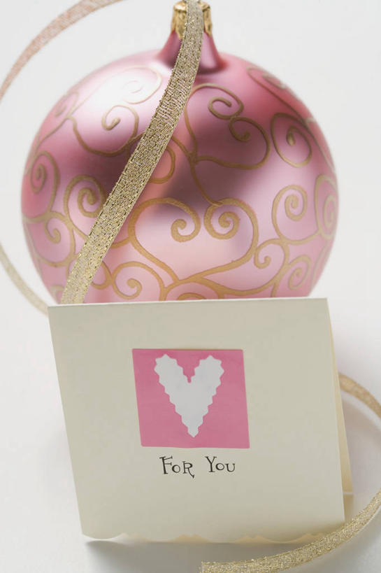 无人,竖图,俯视,室内,特写,白天,白色背景,爱情,桌面,桌子,静物,圣诞节,阴影,节日,爱心,庆祝,装饰,反射,木制,英文,标志,挂饰,文字,影子,字符,字母,贺卡,圣诞球,浪漫,祝福,文化,标识,球,卡片,木制品,庆典,球体,温暖,温馨,心形,恩爱,摄影,影棚,纪念,英文字母,华丽,修饰,点缀,和睦,礼仪,祝愿,衬托,美观,雅致,雅观,心型,彩图,高角度拍摄,影棚拍摄,拍摄,融洽