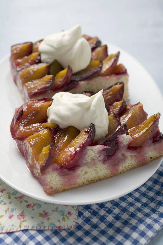 点心,无人,竖图,俯视,室内,特写,白天,白色背景,下午茶,桌面,桌子,李子,餐具,水果,阴影,朦胧,模糊,新鲜,反射,木制,布料,碟子,盘,影子,生食,食品,甜点,甜品,果实,布纹,桌布,食物,糕点,盘子,餐巾,木制品,碟,台布,甜食,奶油,摄影,有机食品,绿色食品,影棚,乳制品,激凌,克林姆,淇淋,红李,鸡血李,杏李,彩图,高角度拍摄,影棚拍摄,拍摄,蛋糕