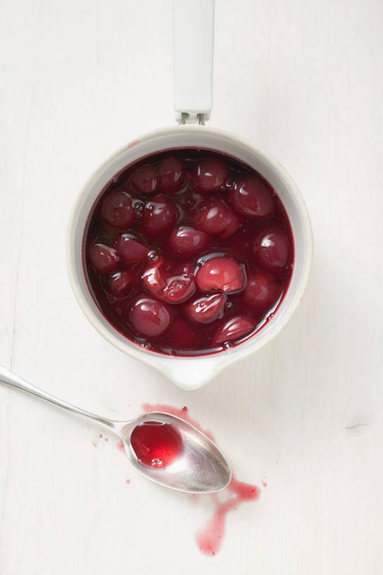 无人,竖图,俯视,室内,特写,白天,白色背景,烹饪,桌面,桌子,樱桃,厨具,水果,阴影,新鲜,反射,木制,炖锅,锅子,影子,勺子,陶瓷,生食,食品,果实,陶瓷制品,锅,食物,一个,木制品,调羹,汤匙,摄影,有机食品,绿色食品,影棚,单个,锅具,烹饪用具,烹调用具,樱珠,莺桃,英桃,楔桃,牛桃,荆桃,烹调,彩图,高角度拍摄,影棚拍摄,拍摄