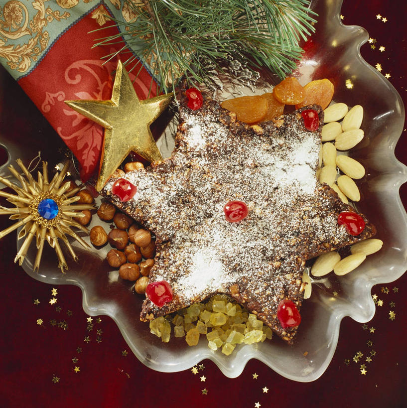 点心,无人,竖图,俯视,室内,特写,白天,下午茶,植物,圣诞节,阴影,红色背景,节日,庆祝,装饰,反射,影子,星星,食品,圣诞树,文化,树,树木,食物,糕点,绿色,自然,庆典,星形,摄影,影棚,生长,成长,纪念,华丽,修饰,点缀,五角形,衬托,美观,雅致,雅观,五角星,彩图,高角度拍摄,影棚拍摄,拍摄,蛋糕