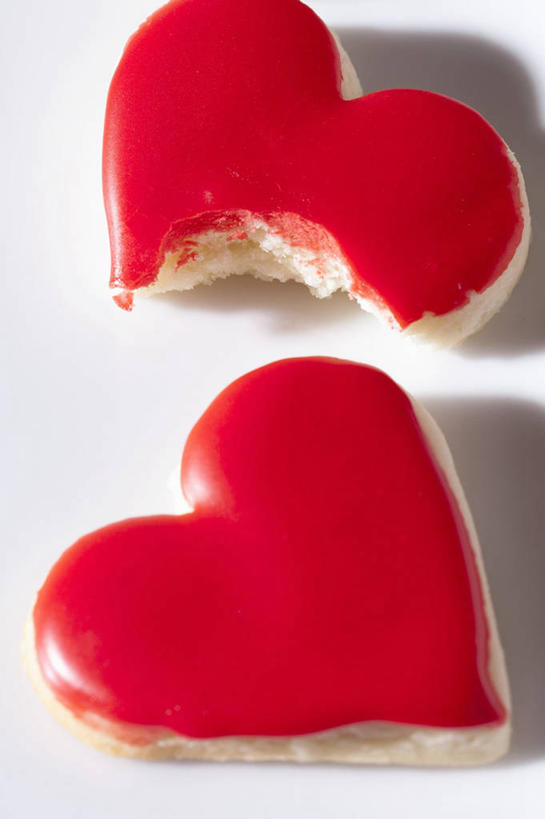 点心,无人,竖图,俯视,室内,特写,白天,白色背景,爱情,桌面,桌子,阴影,爱心,残缺,反射,木制,影子,食品,曲奇,浪漫,食物,两个,木制品,饼干,零食,温暖,温馨,心形,恩爱,摄影,影棚,和睦,曲奇饼,曲奇饼干,心型,彩图,高角度拍摄,影棚拍摄,拍摄,融洽