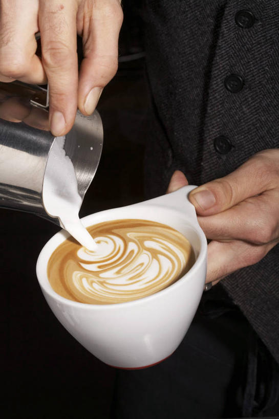 咖啡,西方人,手,一个人,站,竖图,俯视,室内,特写,白天,幸福,杯子,欧洲,欧洲人,双手,仅一个男性,仅一个人,握,阴影,服装,反射,瓷器,影子,卡布奇诺,咖啡杯,陶瓷制品,拿,拿着,休闲装,娱乐,饮料,仅一个年轻男性,衣服,站着,享受,休闲,温馨,手部,休闲服,放松,乐趣,握着,服饰,提神,舒适,瓷杯,醒脑,软饮料,卡布奇诺咖啡,男人,男性,年轻男性,白种人,站立,半身,彩图,高角度拍摄