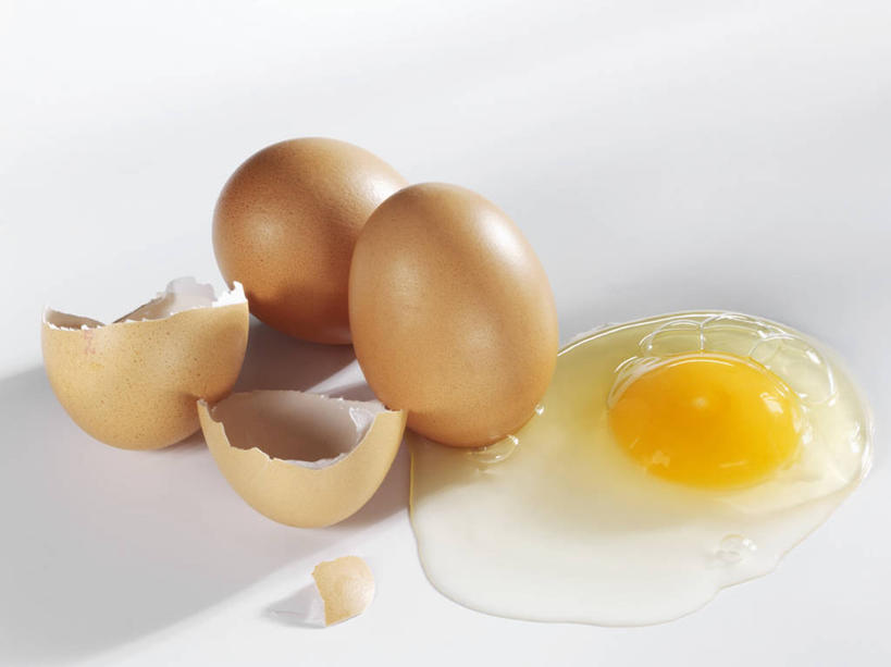 无人,横图,俯视,室内,特写,白天,白色背景,桌面,桌子,阴影,破碎,反射,木制,影子,蛋,鸡蛋,三个,木制品,摄影,影棚,破裂,摧毁,卵,彩图,高角度拍摄,影棚拍摄,拍摄