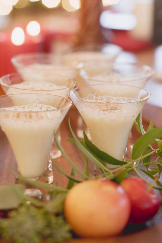 牛奶,无人,竖图,俯视,室内,特写,白天,桌面,桌子,桃子,杯子,蜡烛,水果,圣诞节,阴影,节日,朦胧,模糊,庆祝,新鲜,反射,光线,木制,火焰,影子,烛光,生食,食品,果实,饮品,燃烧,营养,文化,玻璃制品,食物,饮料,木制品,水杯,点燃,庆典,有机食品,绿色食品,纪念,乳制品,奶,牛乳,肺果,安神,玻璃杯,彩图,高角度拍摄