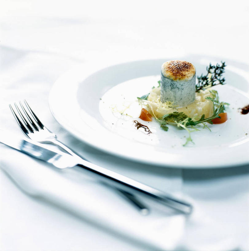 奶酪,无人,竖图,俯视,室内,特写,白天,白色背景,桌面,桌子,餐具,水果,阴影,朦胧,模糊,新鲜,反射,木制,叉子,刀叉,刀子,碟子,盘,影子,生食,干酪,起司,食品,甜点,甜品,果实,芝士,营养,食物,糕点,盘子,餐巾,木制品,碟,乳酪,摄影,有机食品,绿色食品,影棚,乳制品,餐刀,发酵,餐叉,保洁方巾,口布,进餐用具,彩图,高角度拍摄,影棚拍摄,拍摄