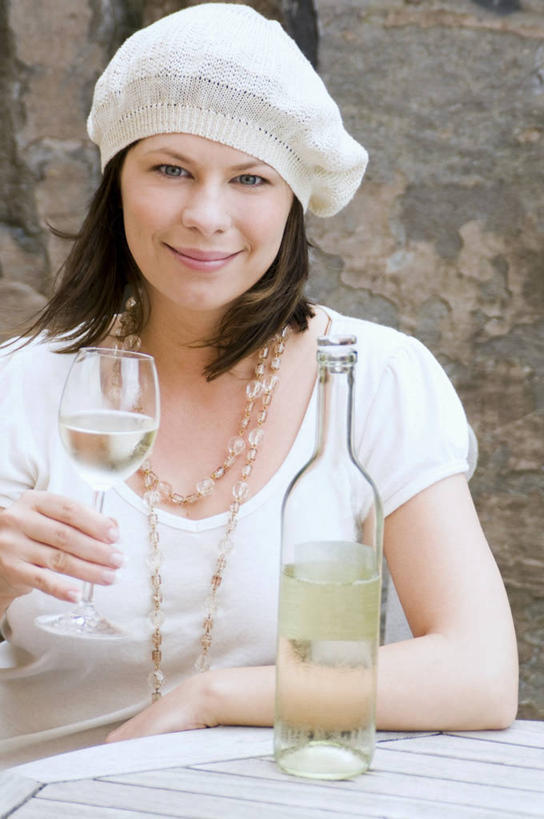 红酒,葡萄酒,西方人,一个人,餐厅,坐,笑,微笑,竖图,室内,白天,正面,桌面,桌子,杯子,帽子,欧洲,欧洲人,仅一个年轻女性,仅一个女性,仅一个人,握,服装,木制,高脚杯,红酒杯,白葡萄酒,酒类,拿,红酒瓶,拿着,注视,休闲装,玻璃制品,酒,酒瓶,饮料,衣服,玻璃瓶,酒杯,木制品,瓶子,观察,看,休闲,休闲服,握着,服饰,观看,察看,葡萄酒杯,葡萄酒瓶,关注,棉帽,年轻女性,女人,女性,白种人,玻璃杯,坐着,半身,彩图,餐馆,饭店,饭馆