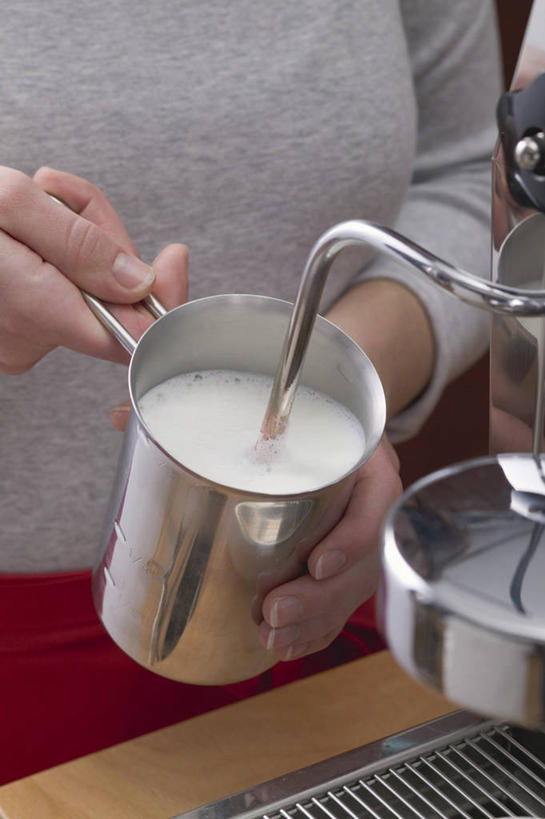 牛奶,西方人,手,一个人,站,竖图,室内,特写,白天,正面,杯子,欧洲,欧洲人,双手,仅一个年轻女性,仅一个女性,仅一个人,握,服装,电器,工具,饮品,营养,拿,拿着,休闲装,设备,饮料,衣服,水杯,站着,休闲,手部,休闲服,冲泡,握着,服饰,乳制品,家电,家用电器,咖啡机,奶,牛乳,磨粉,安神,年轻女性,女人,女性,白种人,茶杯,站立,半身,彩图,清除,压粉,装粉