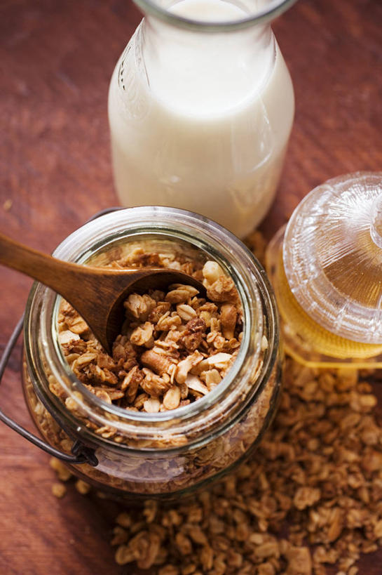 蜂蜜,牛奶,无人,竖图,俯视,室内,特写,白天,早餐,桌面,桌子,玻璃,阴影,红色背景,朦胧,模糊,反射,木制,影子,勺子,谷物,食品,饮品,营养,美食,饮食,玻璃制品,饮料,玻璃瓶,木制品,瓶子,调羹,汤匙,保健,摄影,影棚,麦片,乳制品,奶,牛乳,燕麦片,花蜜,广口瓶,止痛,安神,解毒,冬酿,石蜜,彩图,高角度拍摄,影棚拍摄,拍摄