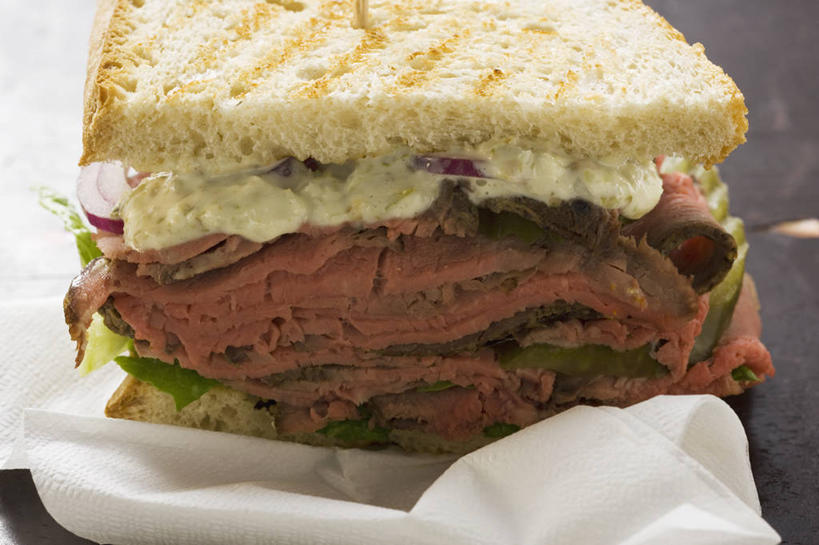 点心,面包,无人,横图,俯视,室内,特写,白天,烹饪,西餐,阴影,反射,包装,包装纸,影子,纸,肉,牛肉,三明治,料理,食品,面点,纸张,菜肴,美食,肉类,食物,糕点,一个,快餐,西式,摄影,佳肴,影棚,单个,包装材料,牛皮纸,肉食,西式快餐,白面包,三文治,彩图,高角度拍摄,影棚拍摄,拍摄