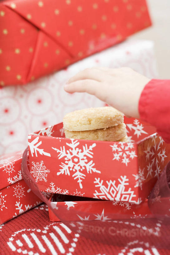 西方人,儿童,手,一个人,举,竖图,俯视,室内,特写,白天,毛衣,爱情,纯洁,礼盒,礼物,欧洲,圣诞节,欧洲人,仅一个女性,仅一个人,一堆,许多,堆叠,堆积,节日,爱心,庆祝,纸盒,雪花,浪漫,文化,盒子,小孩,红色,包装盒,礼品盒,托,仅一个小孩,庆典,温暖,温馨,心形,手部,恩爱,可爱,童年,童趣,礼品,纪念,堆,单手,和睦,线衫,童真,烂漫,无邪,天真,女孩,女人,女性,白种人,孩子,心型,举起,举手,举着,向上举,向上伸,向上托,半身,彩图,高角度拍摄,绒衣,套衫,套头毛衣,线衣,融洽,女生