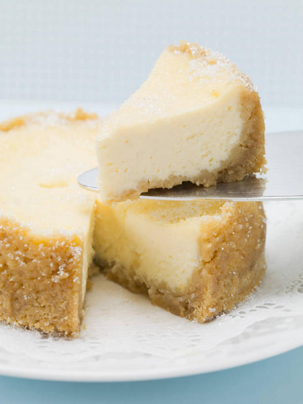 点心,无人,竖图,俯视,室内,特写,白天,下午茶,桌面,桌子,餐具,切开,阴影,蓝色背景,反射,木制,碟子,盘,影子,食品,芝士蛋糕,食物,糕点,一个,盘子,木制品,碟,切,起司蛋糕,摄影,影棚,单个,剖面,切面,彩图,高角度拍摄,影棚拍摄,拍摄,干酪蛋糕,蛋糕