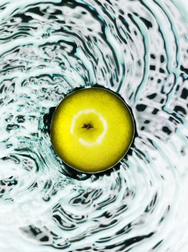 无人,竖图,俯视,室内,特写,白天,水,苹果,水果,阴影,波纹,新鲜,透明,反射,液体,影子,气泡,水滴,生食,食品,果实,涟漪,漩涡,水泡,水珠,食物,一个,绿色,水纹,泡泡,青苹果,摄影,有机食品,绿色食品,影棚,单个,圆弧,彩图,高角度拍摄,影棚拍摄,拍摄