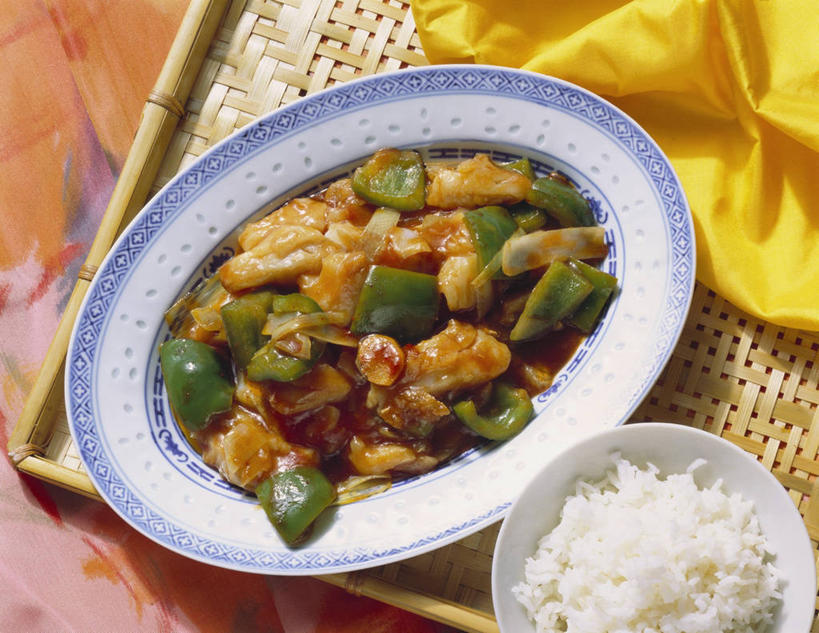 米饭,无人,横图,俯视,室内,特写,白天,烹饪,中餐,桌面,桌子,辣椒,蔬菜,餐具,阴影,新鲜,反射,木制,碟子,盘,影子,陶瓷,肉,鱼肉,料理,食品,陶瓷制品,饭,菜肴,美食,肉类,食物,盘子,餐巾,木制品,容器,碟,碗,中式,摄影,佳肴,有机食品,绿色食品,影棚,储藏,五谷,储存,肉食,彩椒,辣角,红海椒,大椒,辣虎,广椒,保洁方巾,口布,甜椒,柿子椒,辣子,海椒,番椒,灯笼椒,彩图,高角度拍摄,影棚拍摄,拍摄,茄汁鱼片,贮存