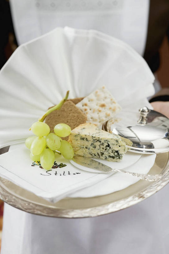 点心,面包,西方人,一个人,服务员,站,捧,竖图,室内,特写,白天,正面,工作服,制服,葡萄,餐具,水果,欧洲,欧洲人,仅一个年轻女性,仅一个女性,仅一个人,朦胧,模糊,新鲜,碟子,盘,生食,食品,面点,果实,食物,糕点,盘子,餐巾,碟,站着,有机食品,绿色食品,工作制服,保洁方巾,口布,年轻女性,女人,女性,白种人,服务生,侍者,山葫芦,蒲桃,草龙珠,端,端着,捧着,手捧,站立,半身,彩图,工作套服