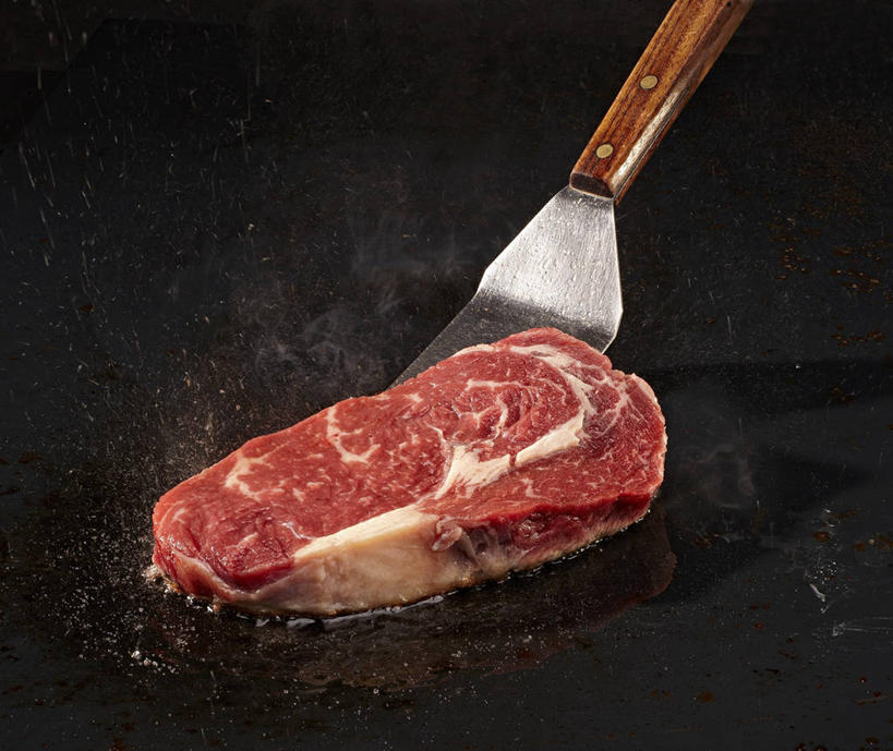 无人,横图,俯视,室内,特写,白天,烹饪,西餐,雾,阴影,沸腾,黑色背景,反射,蒸汽,铲子,影子,肉,牛排,牛肉,料理,食品,水蒸气,菜肴,美食,肉类,食物,西式,摄影,佳肴,影棚,肉食,蒸发,彩图,高角度拍摄,影棚拍摄,拍摄