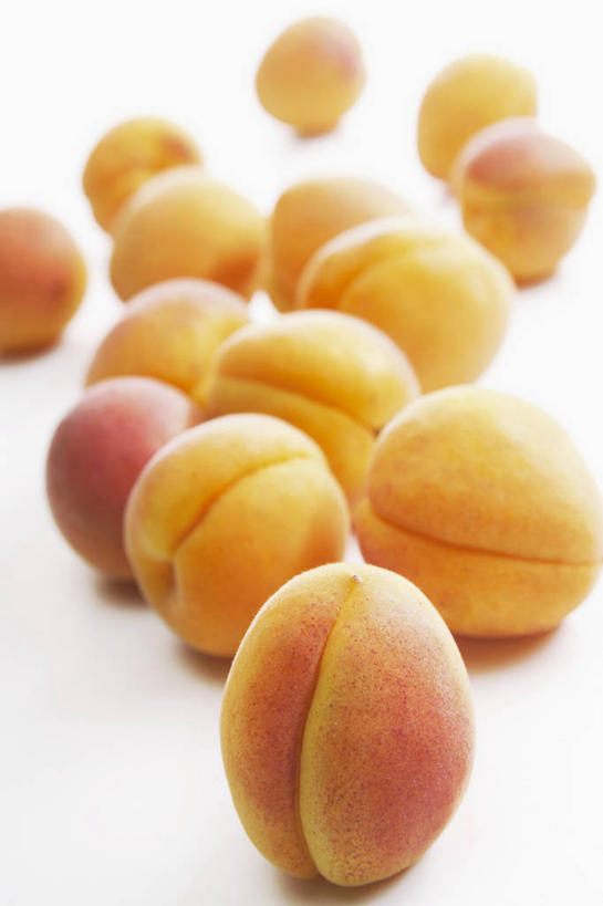 无人,竖图,俯视,室内,特写,白天,白色背景,桌面,桌子,杏,水果,许多,阴影,朦胧,模糊,新鲜,反射,木制,影子,生食,食品,果实,食物,黄色,木制品,摄影,有机食品,绿色食品,影棚,杏果,杏子,彩图,高角度拍摄,影棚拍摄,拍摄